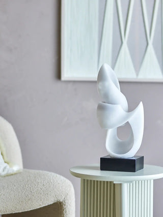Beeld polyresin wit Alistair van Bloomingville, toegepast in een sfeervolle interieursetting