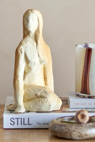 Beeldje aardewerk nature Ishtar 20cm van Bloomingville, in een gestileerde detailopstelling