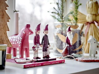Beeldje polyresin rood Elion van Bloomingville, toegepast in een sfeervolle interieursetting