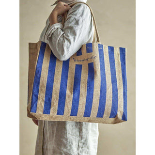 Bergamo shopper tas blauw jute van Bloomingville, gedragen met formaat en hengsels duidelijk zichtbaar