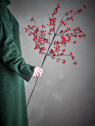 Bessen tak kunstbloemen rood van Bloomingville, toegepast in een sfeervolle interieursetting