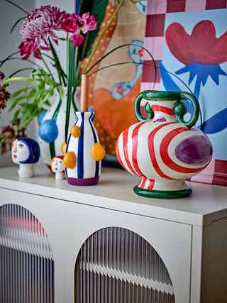 Betiva vaas met bloemen op een wit dressoir