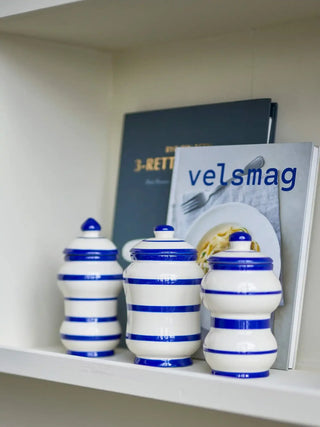 Bewaarpotten aardewerk blauw Maynard van Bloomingville, in een gestileerde detailopstelling