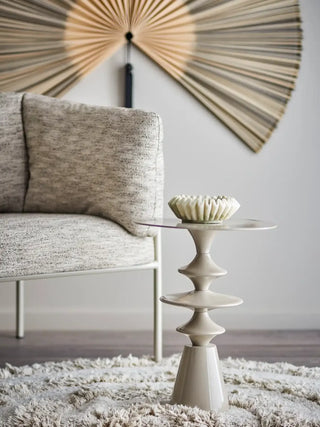 Bijzettafel aluminium beige Samio 35cm van Bloomingville, toegepast in een sfeervolle interieursetting