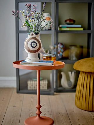 Bijzettafel aluminium oranje Anjou 37cm van Bloomingville, toegepast in een sfeervolle interieursetting
