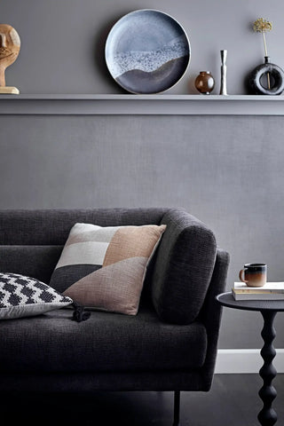 Bijzettafel aluminium zwart Anka 38cm van Bloomingville, toegepast in een sfeervolle interieursetting