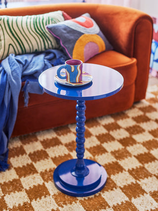 Bijzettafel Ellar blauw hoogglans Ø40cm van Bloomingville, toegepast in een sfeervolle interieursetting