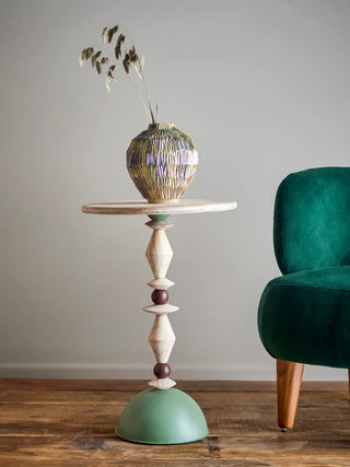 Bijzettafel firwood groen mannelli 40cm van Bloomingville, toegepast in een sfeervolle interieursetting