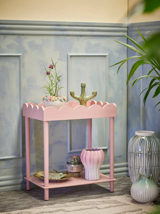 Bijzettafel grenen roze Isola 60cm van Bloomingville, toegepast in een sfeervolle interieursetting