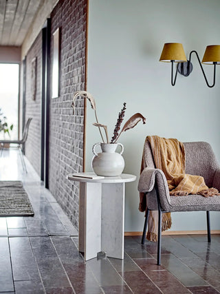 Bijzettafel marmer wit Jasmia 46cm van Bloomingville, toegepast in een stijlvolle woonkamer