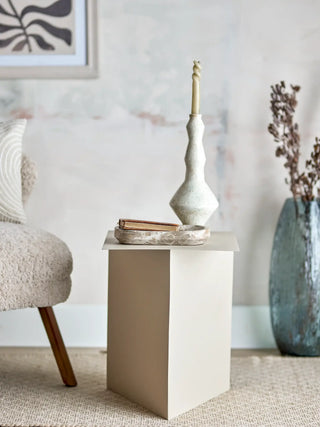 Bijzettafel metaal nature Tasha 35cm van Bloomingville, van opzij met vorm en diepte zichtbaar