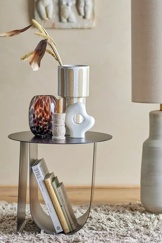 Bijzettafel metaal zwart Cher 43cm van Bloomingville, aan de achterzijde met constructie zichtbaar