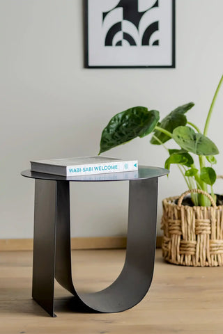 Bijzettafel metaal zwart Cher 43cm van Bloomingville, toegepast in een sfeervolle interieursetting