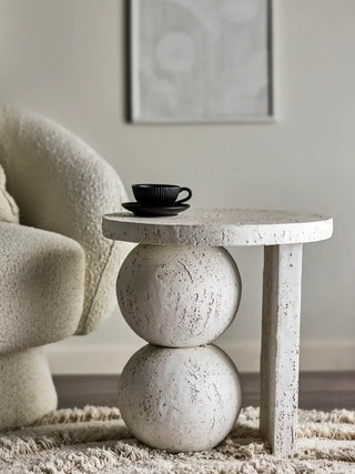 Bijzettafel resin wit Tally 46cm van Bloomingville, toegepast in een sfeervolle interieursetting