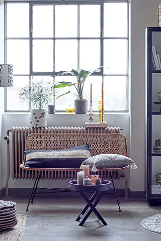 Bijzettafel rubberhout zwart Freya 40cm van Bloomingville, toegepast in een sfeervolle interieursetting