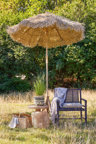 Bijzettafel waterhyacint nature Camo 46cm van Bloomingville, toegepast in een stijlvolle woonkamer
