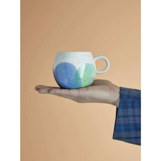 Blauwe en groene Paula mok - 275ml van Bloomingville, toegepast in een sfeervolle interieursetting