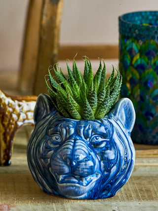 Bloempot aardewerk blauw Abner van Bloomingville, toegepast in een sfeervolle interieursetting