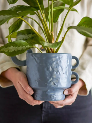 Bloempot aardewerk blauw alfine 19cm van Bloomingville, toegepast in een sfeervolle interieursetting