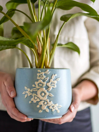 Bloempot aardewerk blauw Betino 16cm van Bloomingville, toegepast in een sfeervolle interieursetting