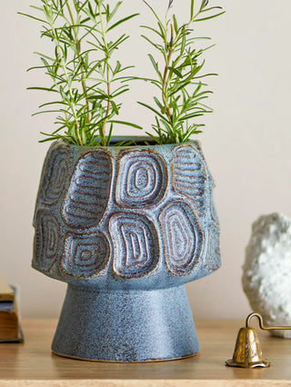 Bloempot aardewerk blauw Clarke 16cm van Bloomingville, toegepast in een sfeervolle interieursetting
