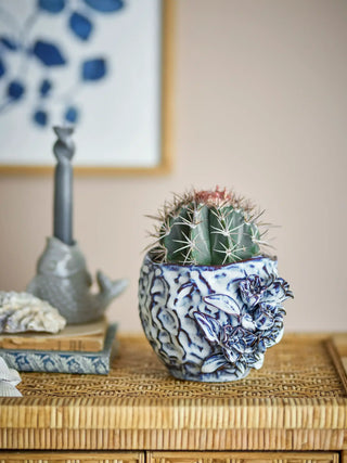 Bloempot aardewerk blauw Malina 17cm van Bloomingville, toegepast in een sfeervolle interieursetting