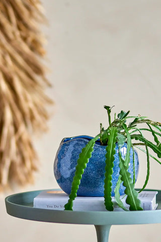Bloempot aardewerk blauw Pennie van Bloomingville, toegepast in een sfeervolle interieursetting