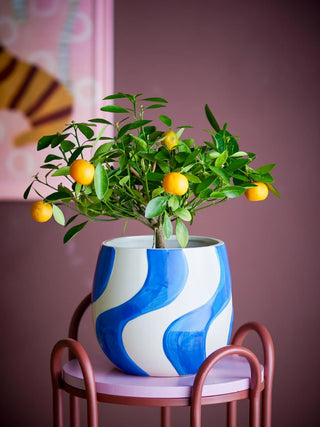 Bloempot aardewerk blauw Romy 20cm van Bloomingville, toegepast in een sfeervolle interieursetting