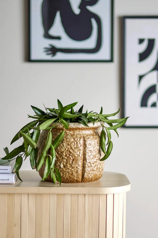 Bloempot aardewerk bruin Ritza 18cm van Bloomingville, toegepast in een sfeervolle interieursetting