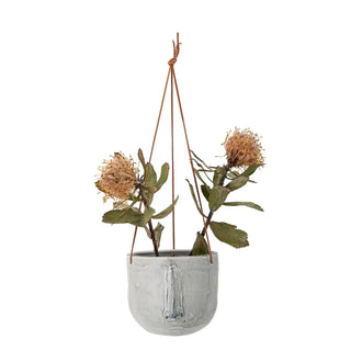 Bloempot aardewerk grijs Ileana 17cm van Bloomingville, schuin bekeken met vorm en afwerking zichtbaar