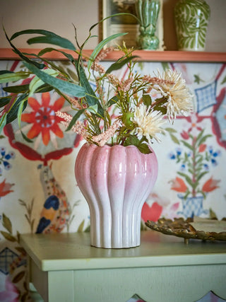 Bloempot aardewerk roze Kyla 23cm van Bloomingville, toegepast in een sfeervolle interieursetting