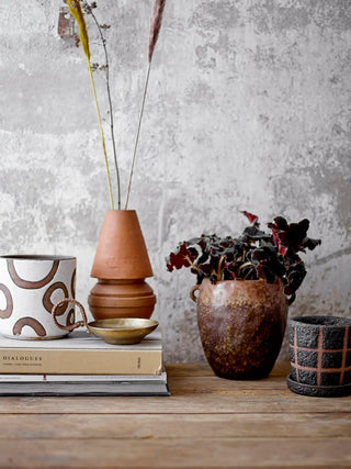 Bloempot terracotta wit Avo Deco 12cm van Bloomingville, in een gestileerde detailopstelling