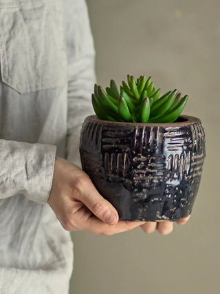 Bloempot terracotta zwart Muan 14cm van Bloomingville, toegepast in een sfeervolle interieursetting