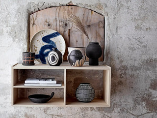 Bloempot terracotta zwart Nala 14cm van Bloomingville, toegepast in een sfeervolle interieursetting