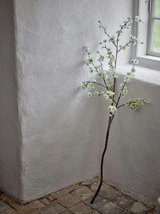 Bloesemtak Apple wit 153cm van Bloomingville, in een gestileerde productopstelling