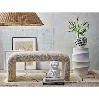 Bobbie bankje beige 100cm van Bloomingville, schuin van voren met vorm en constructie zichtbaar