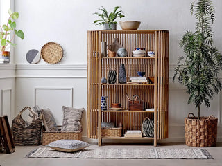 Boekenkast mangohout naturel Sali 121x172cm van Bloomingville, toegepast in een sfeervolle interieursetting