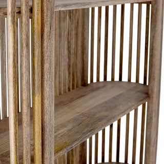 Boekenkast mangohout naturel Sali 121x172cm van Bloomingville, geplaatst in een ruimtelijke woonomgeving