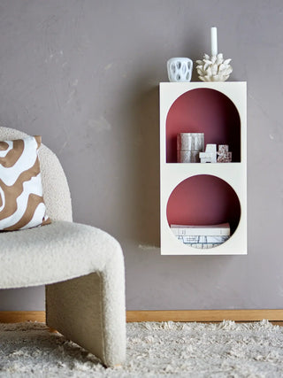 Boekenkast wit Graphic 60cm van Bloomingville, toegepast in een sfeervolle interieursetting