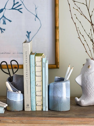 Boekensteun aardewerk blauw Meliad van Bloomingville, in een gestileerde detailopstelling