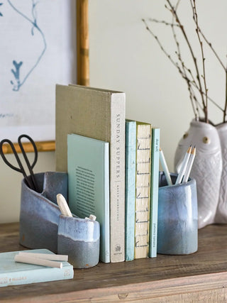 Boekensteun aardewerk blauw Meliad van Bloomingville, toegepast in een sfeervolle interieursetting