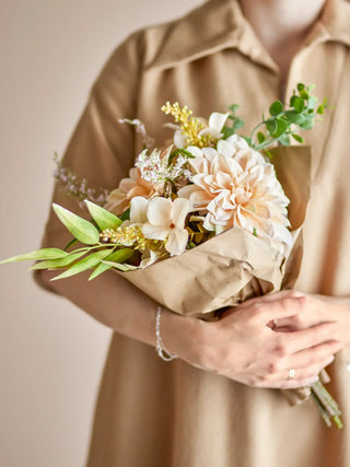 Boeket kunstbloemen nature Glow van Bloomingville, in een gestileerde detailopstelling
