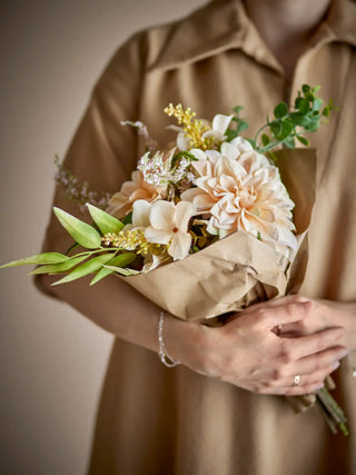 Boeket kunstbloemen nature Glow van Bloomingville, toegepast in een sfeervolle interieursetting