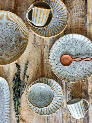 Bord aardewerk beige/naturel Fleur 27cm van Bloomingville, in een gestileerde detailopstelling