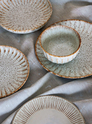 Bord aardewerk beige/naturel Fleur 27cm van Bloomingville, in een gestileerde productopstelling