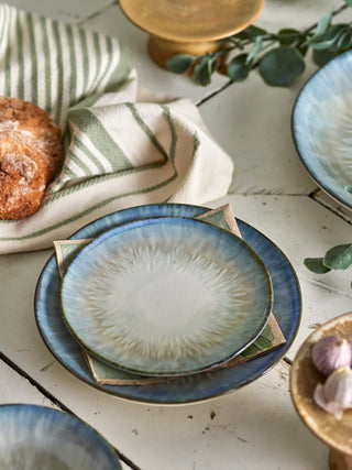 Bord aardewerk blauw Calen 18cm van Bloomingville, in een gestileerde detailopstelling