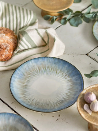 Bord aardewerk blauw Calen 22cm van Bloomingville, in een gestileerde detailopstelling