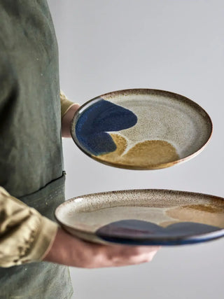 Bord aardewerk blauw Jules 22cm van Bloomingville, toegepast in een sfeervolle interieursetting