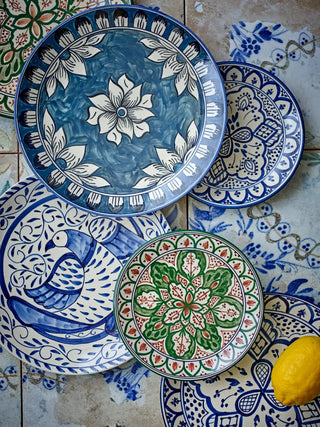 Bord aardewerk blauw Karlie 19cm van Bloomingville, in een gestileerde detailopstelling