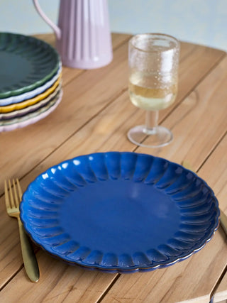 Bord aardewerk blauw Latina van Bloomingville, toegepast in een sfeervolle interieursetting